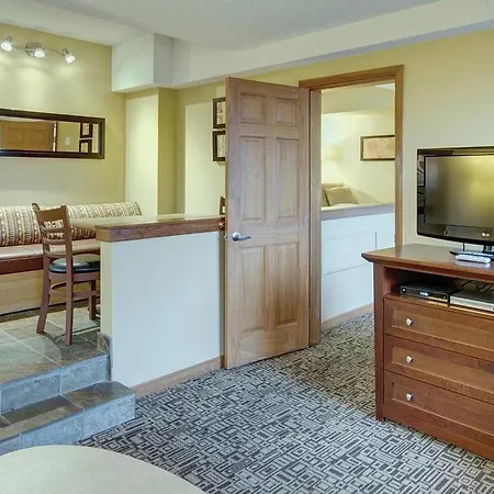 Mountain Side Hotel Whistler By Executive Exterior photo