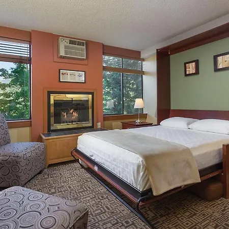 Mountain Side Hotel Whistler By Executive Exterior photo